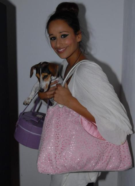 Rita Pereira com a sua cadela, Índia