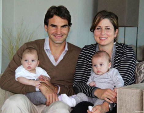 Roger Federer com a mulher, Miroslava Mirka Vavrinec, e as filhas, Myla Rose e Charlene Riva
