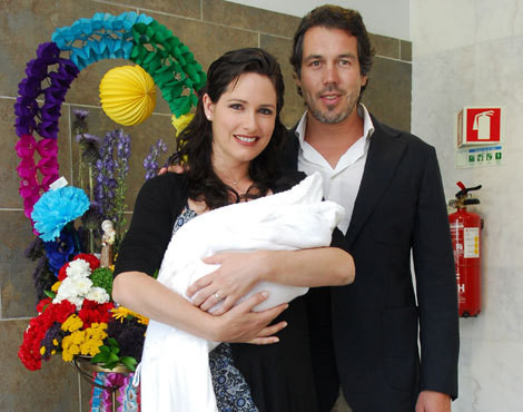 Fernanda Serrano e Pedro Miguel Ramos no dia em que levaram a filha Maria para casa