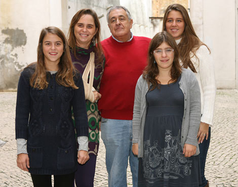 Nicolau Breyner com a mulher, Mafalda Bessa, a filha de Mafalda, Mónica, e as suas duas filhas, Constança e Mariana
