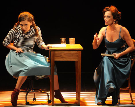 Joana Solnado e Manuela Couto em palco