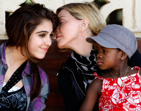Madonna com as filhas, Lourdes e Mercy James