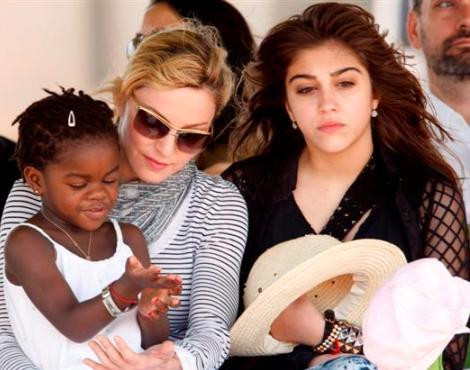 Madonna com as filhas, Mercy James e Lourdes