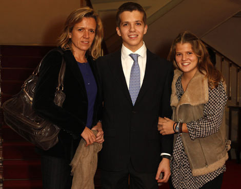 Catarina Flores com os filhos Pedro e Marta