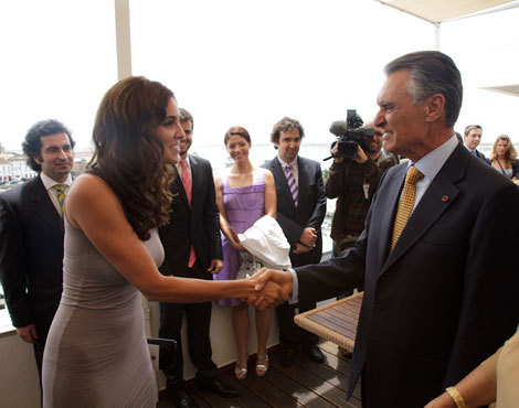 Daniela Ruah cumprimenta Cavaco Silva