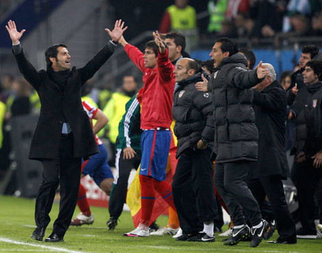Quique Flores festeja a vitória com a equipa
