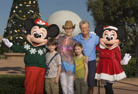 Michael Douglas com a família na Disneyland de Orlando, nos Estados Unidos