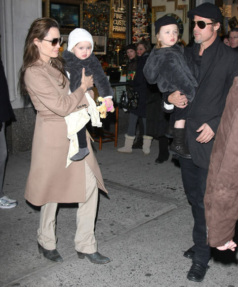 Angelina Jolie e Brad Pitt com os gémeos