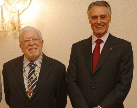 Artur e Aníbal Cavaco Silva, no dia em que o ator e radialista português foi condecorado com a Comenda da Ordem Militar de Sant’Iago de Espada