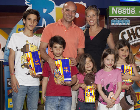 Nuno Graciano com a mulher, Bárbara Elias, os filhos Guilherme, Tomás e Matilde (a mais nova, Maria, de um ano, ficou em casa), e as sobrinhas, Catarina e Bárbara