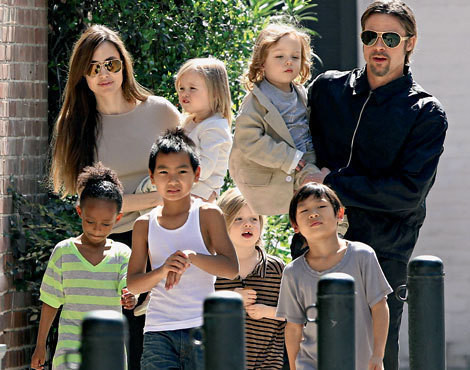 Angelina Jolie e Brad Pitt com os filhos