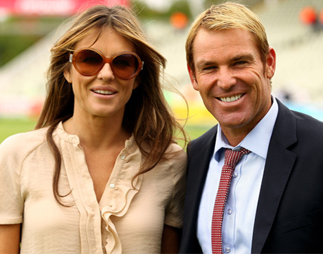 Elizabeth Hurley com o namorado, Shane Warne