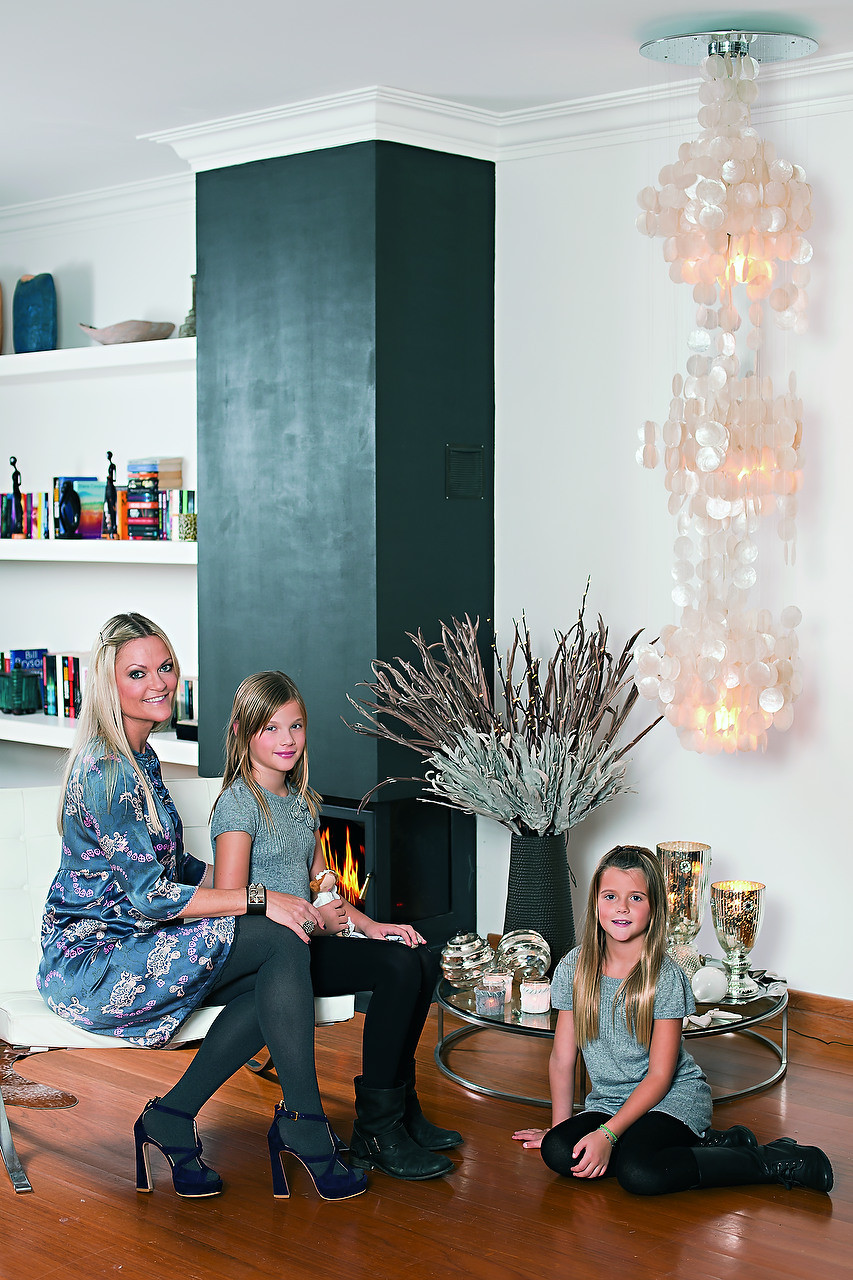 Ellen Hansén com as filhas, Katerina e Filipa.jpg