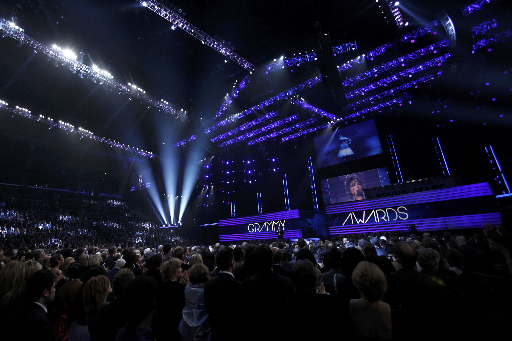 2012-02-13T015959Z_271802567_LM2E82D05JZ01_RTRMADP_3_GRAMMYS.JPG