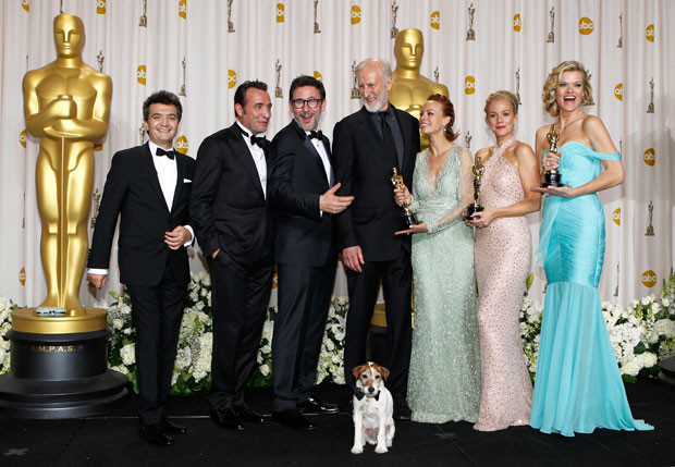 Thomas Langmann, Jean Dujardin, Michel Hazanavicius, James Cromwell, Berenice Bejo, Penelope Ann Miller, Missy Pyle e Uggie.jpg