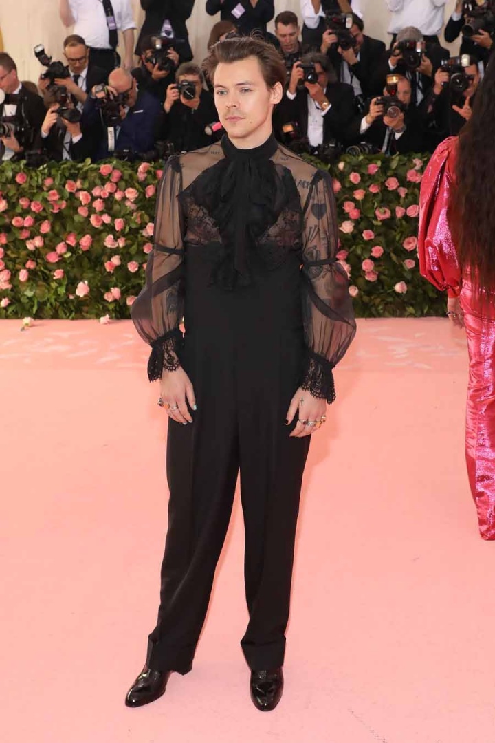 A inesperada mudan&ccedil;a de visual de Harry Styles