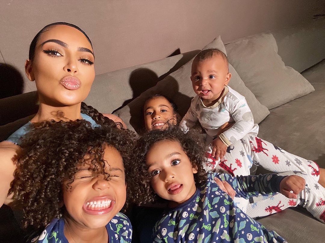 O presente amoroso que Kim Kardashian oferece aos filhos nos aniversários