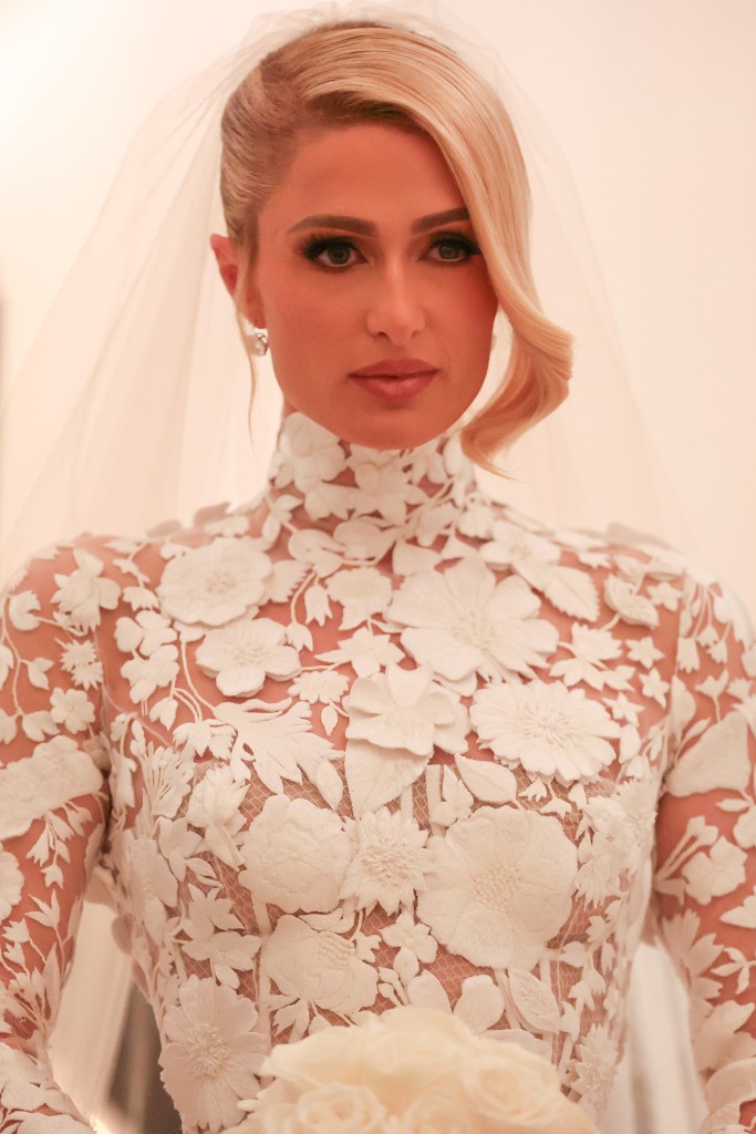 Paris Hilton revela que comprou 45 vestidos de noiva para o casamento