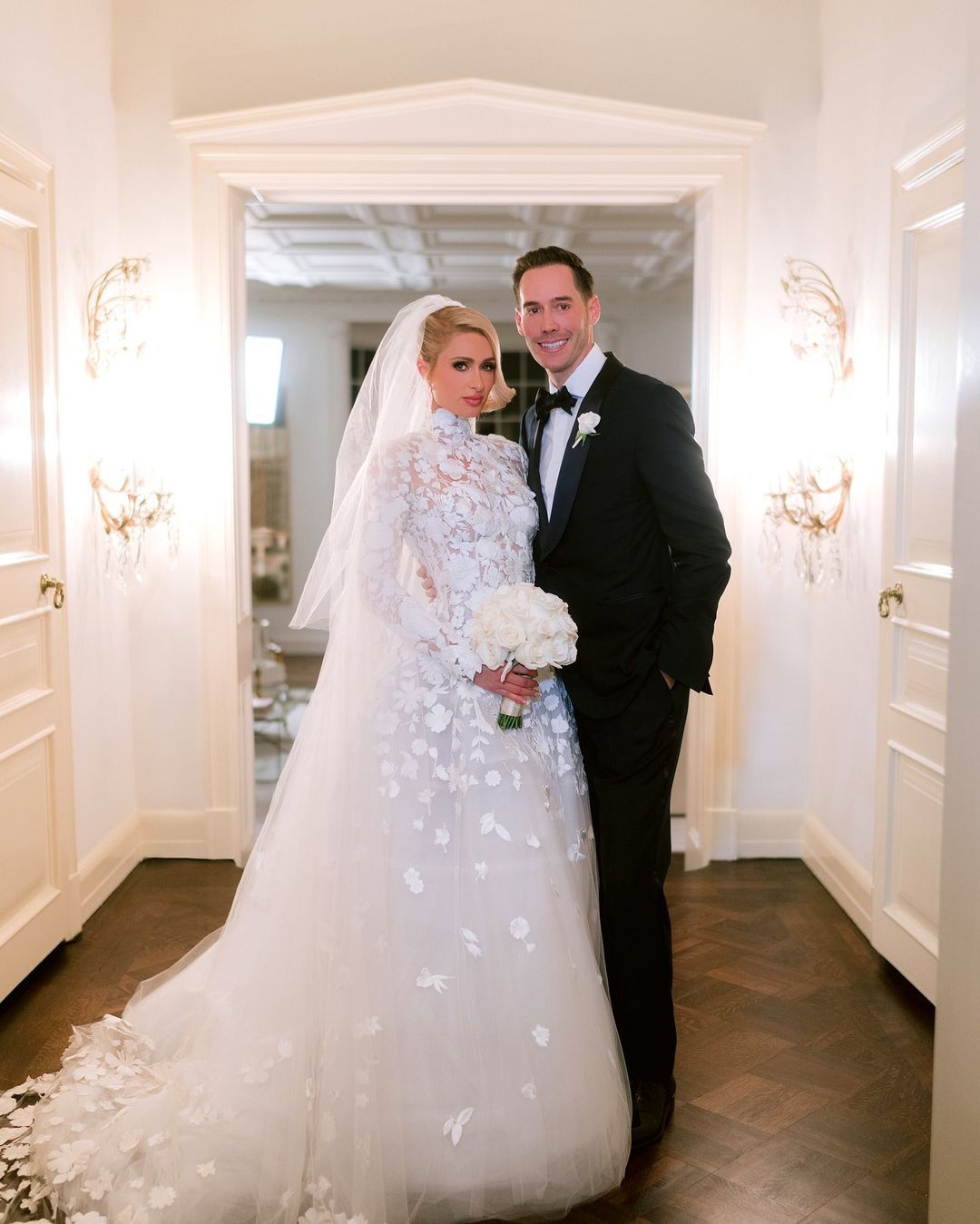 Paris Hilton revela que comprou 45 vestidos de noiva para o casamento