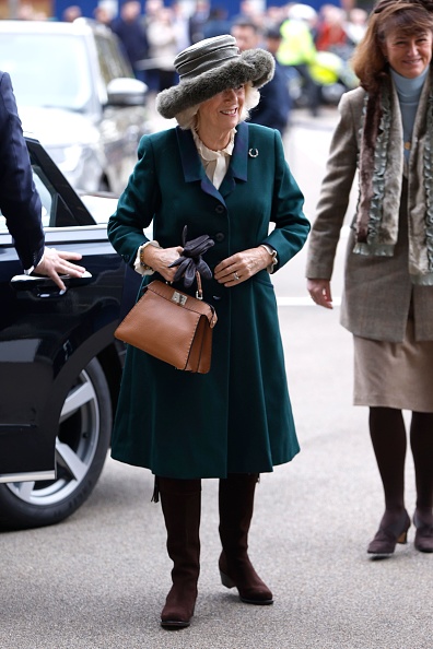 A rainha consorte marcou presença numa corridas de cavalos, paixão partilhada com Carlos III e Isabel II, e apostou em acessórios de luxo