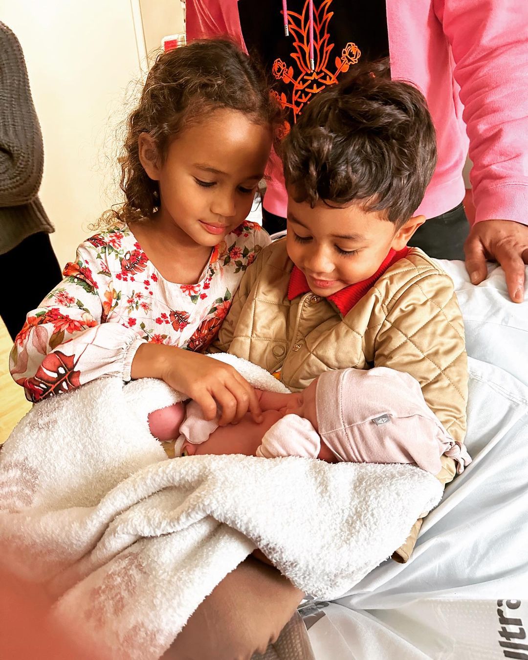 A primeira foto do bebé de Chrissy Teigen e John Legend