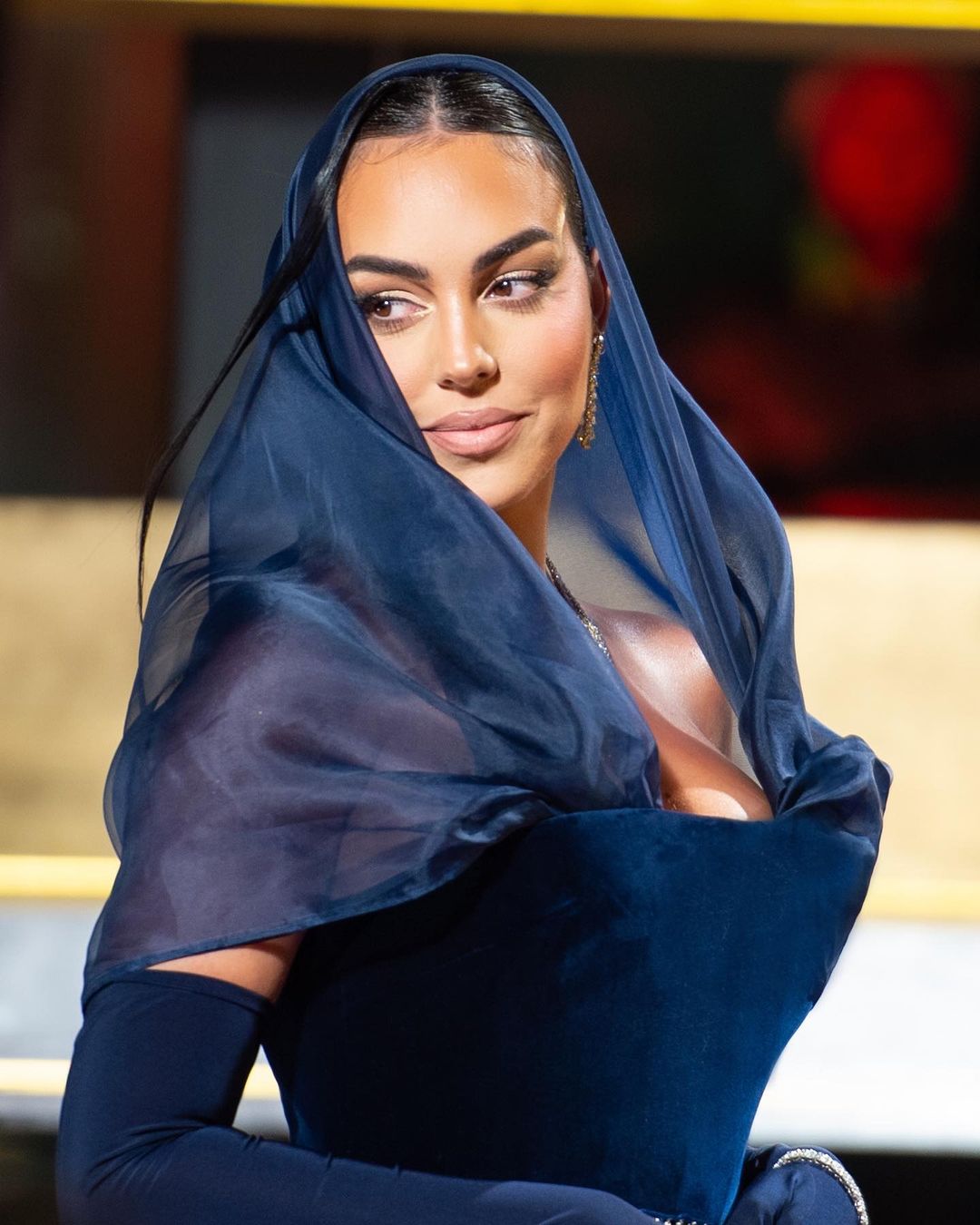 O look impressionante de Georgina na Arábia