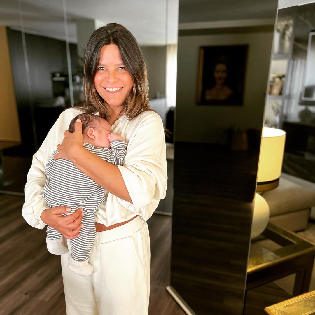 Carla Baía assinala 2 meses do filho com foto ternurenta