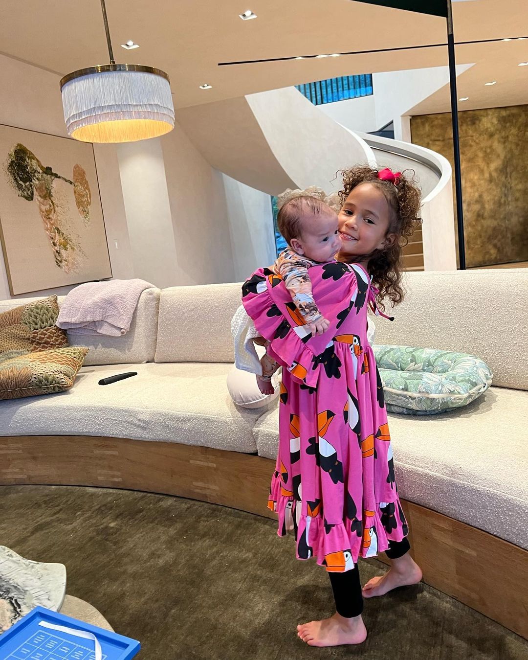 Chrissy Teigen partilha momentos de ternura com os filhos