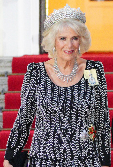 Duas tiaras no primeiro jantar de gala no estrangeiro da rainha Camilla