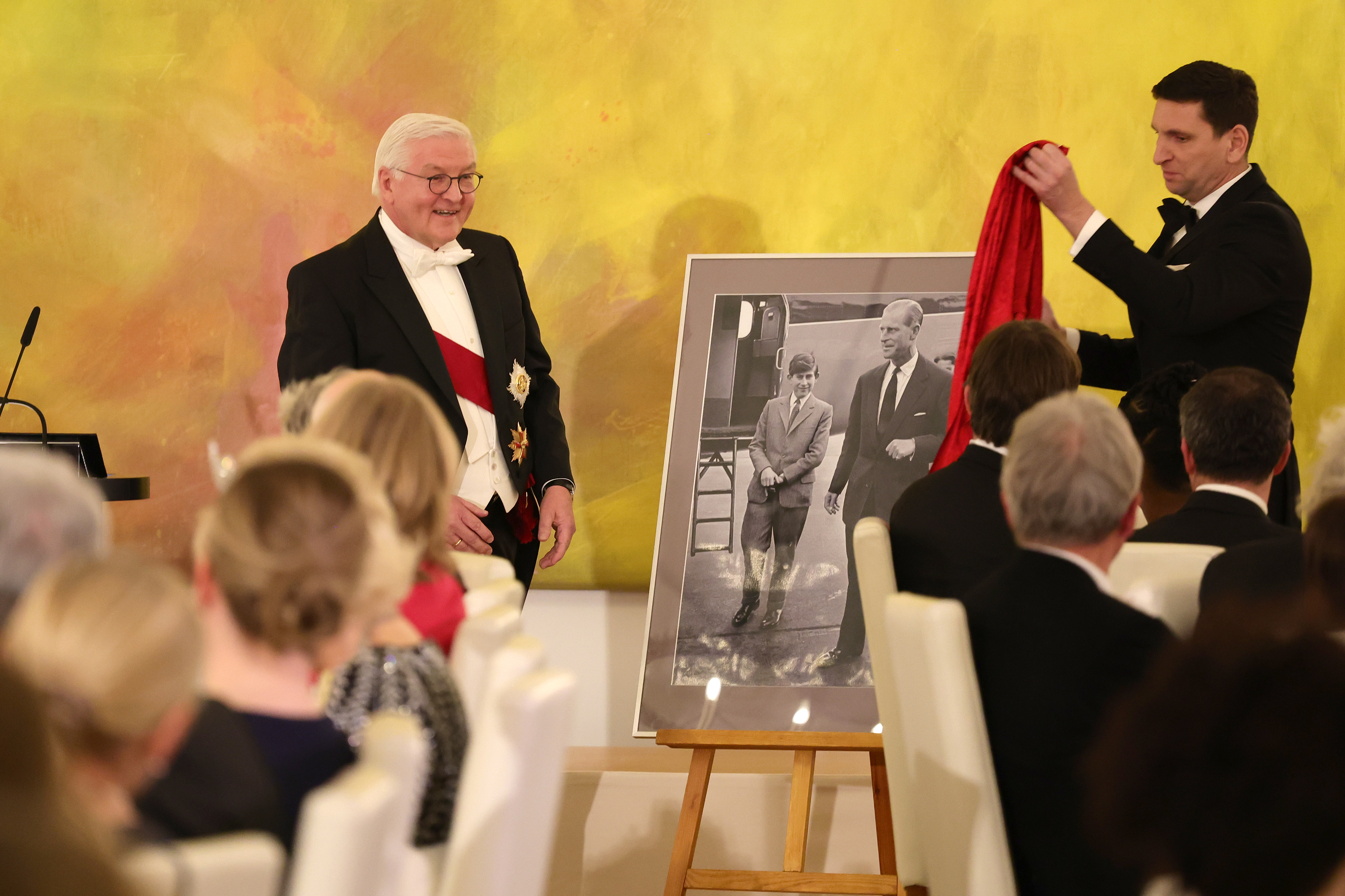 Carlos III recebe presente especial durante jantar na Alemanha