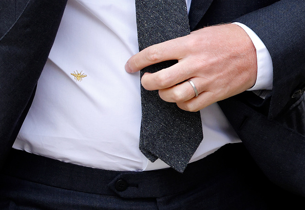 camisa branca imaculada, que faz parte da coleção Dior Essencials, com este pormenor da abelha bordada em fio de ouro de 18 quilates e que custa cerca de 900,00 euros.