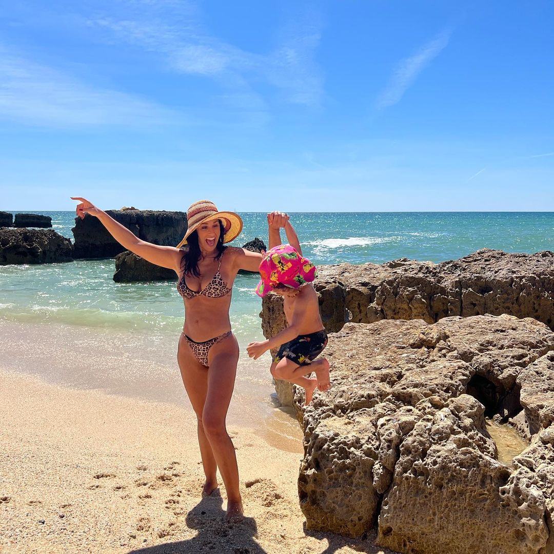 Rita Pereira diverte-se no Algarve com o namorado e o filho
