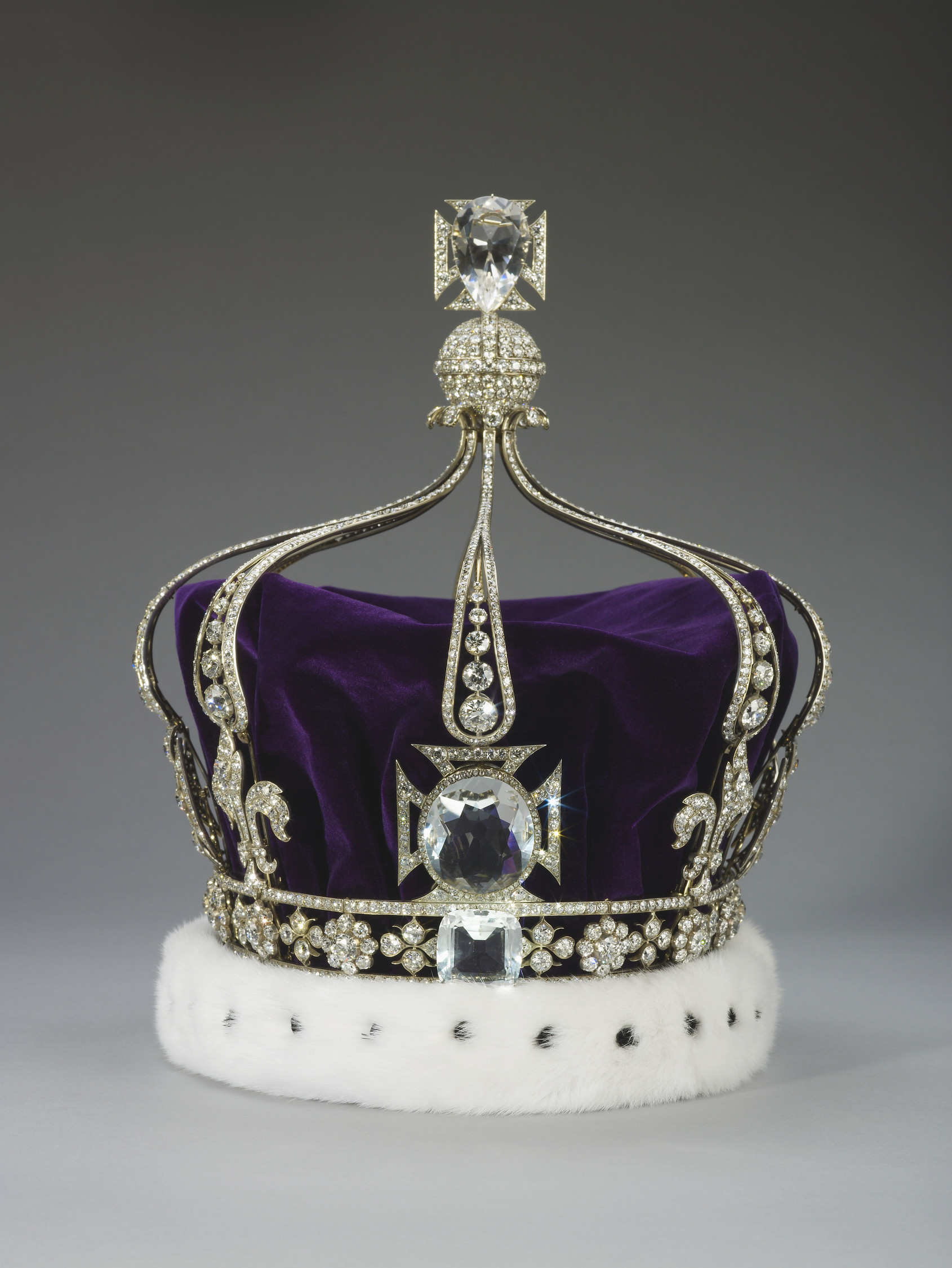 As joias da coroa que serão usadas na coroação de Carlos III