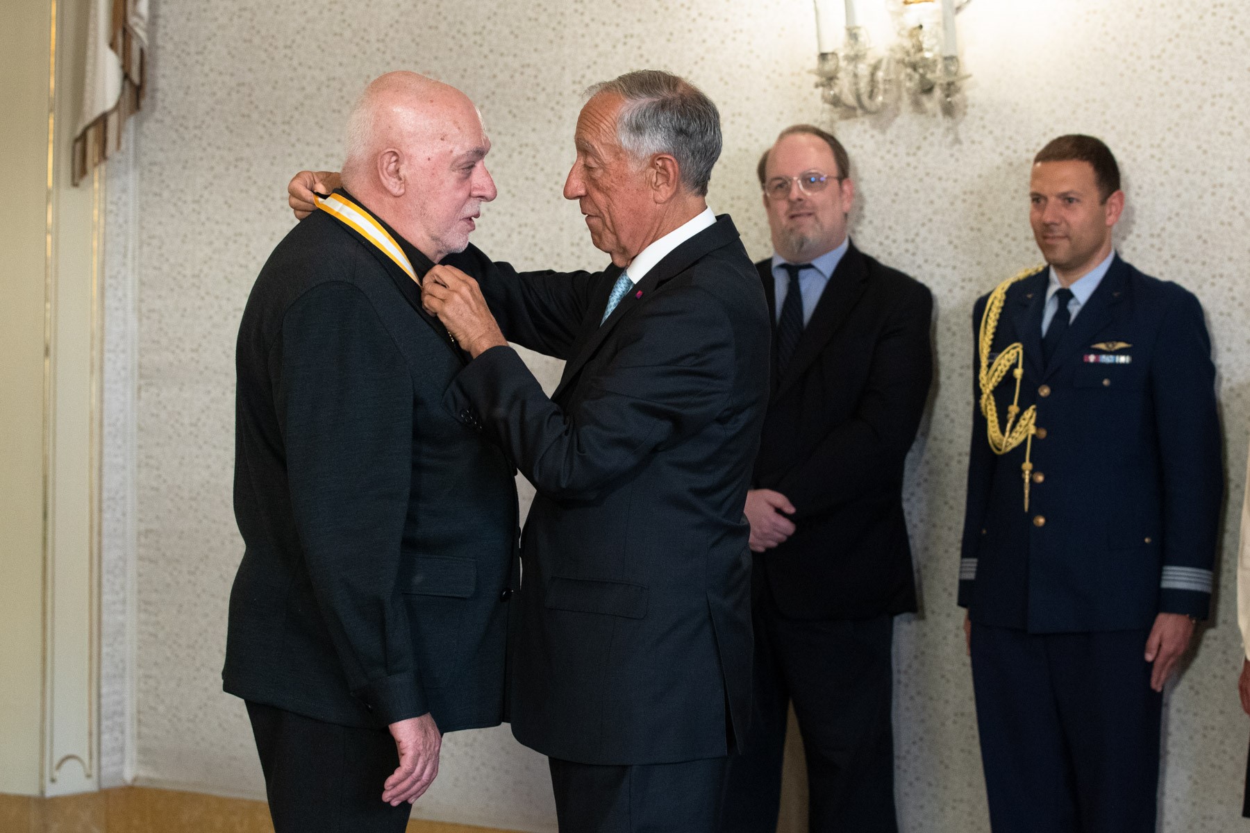 Paulo de Carvalho condecorado por Marcelo Rebelo de Sousa