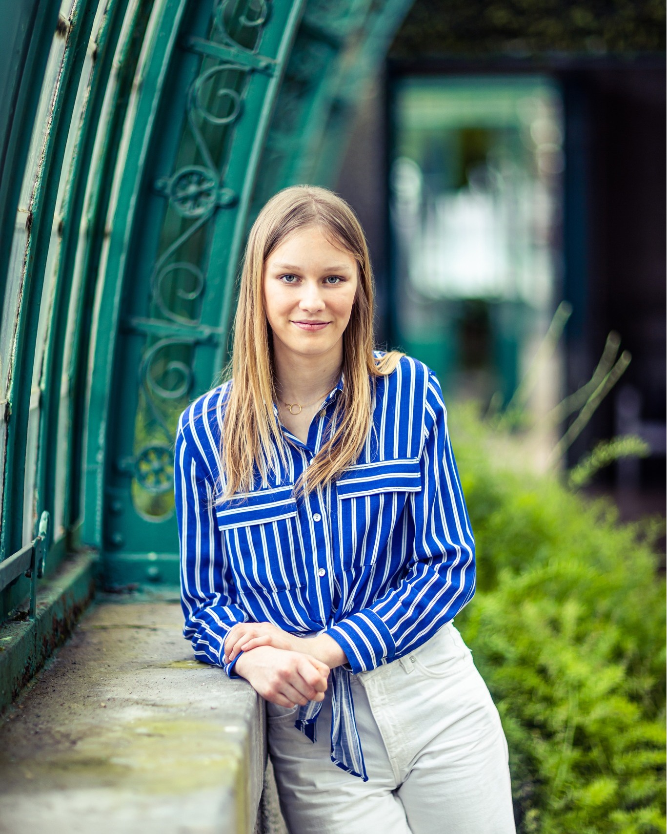 Princesa Eléonore da Bélgica usa camisa da Zara nas fotos oficiais dos seus 15 anos