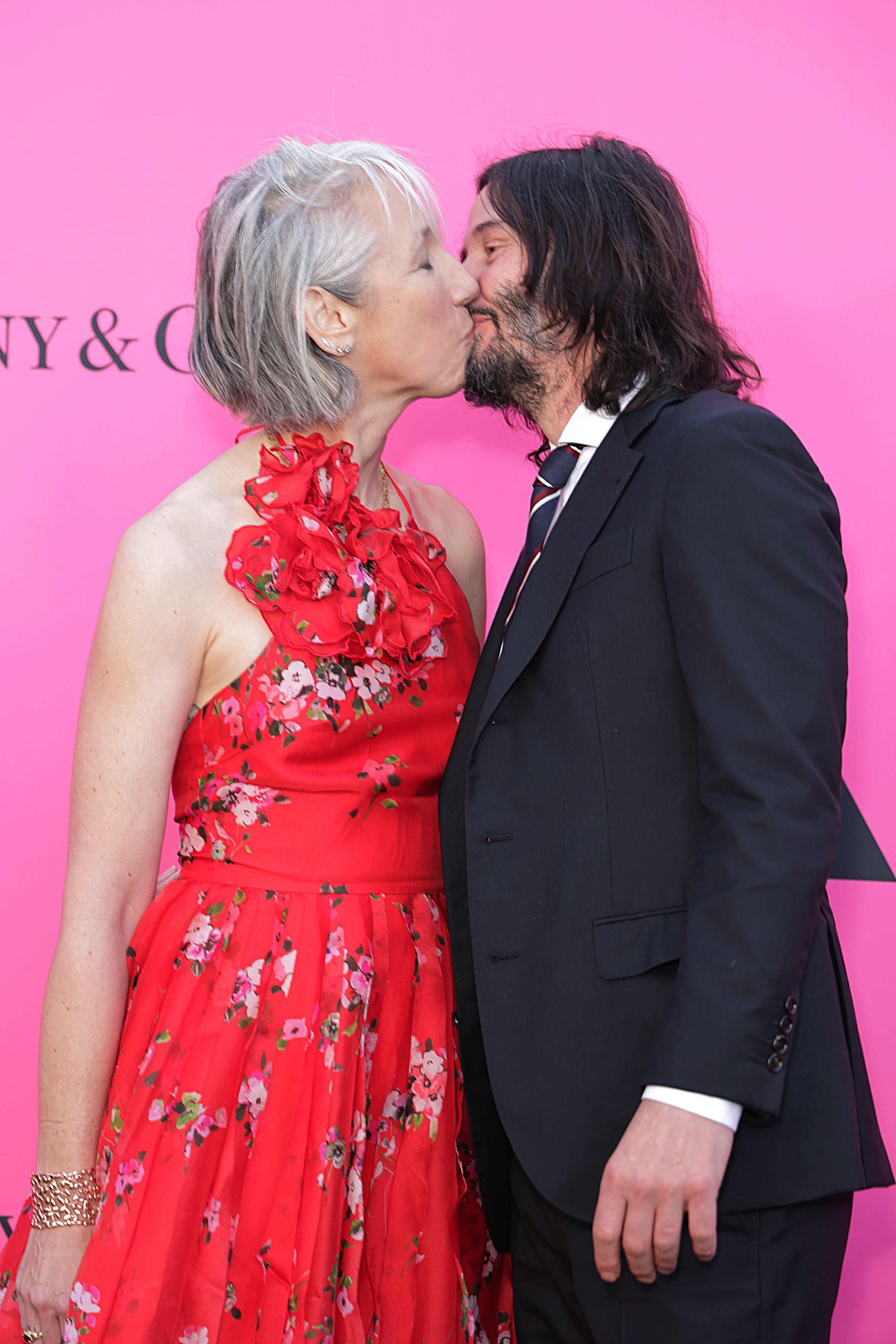O romântico beijo em público de Keanu Reeves e Alexandra Grant