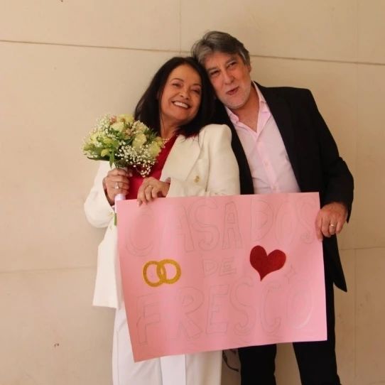 Helena Coelho casa-se com o companheiro de mais de três décadas