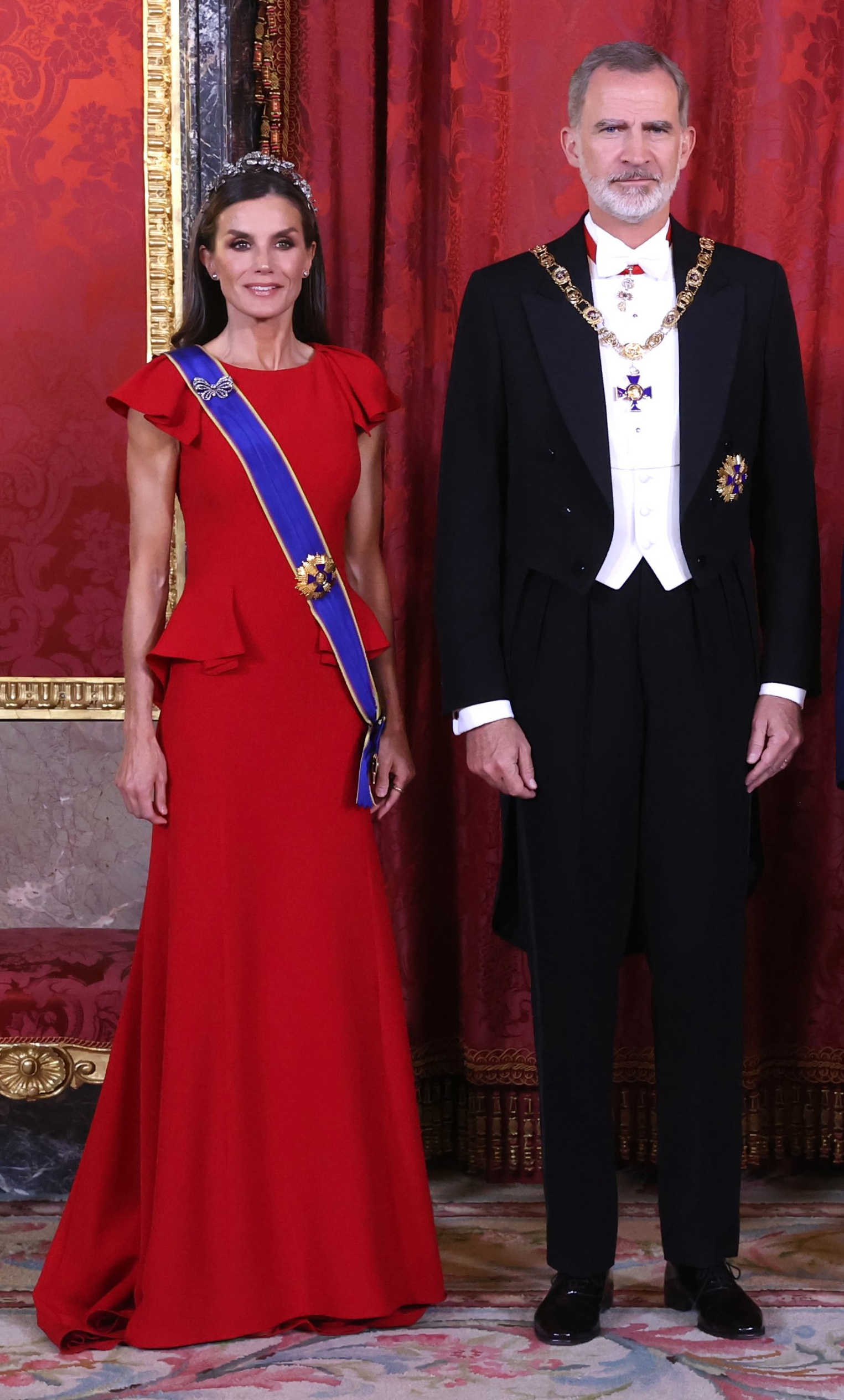 O vestido vermelho e a tiara floral de Letizia em noite de gala