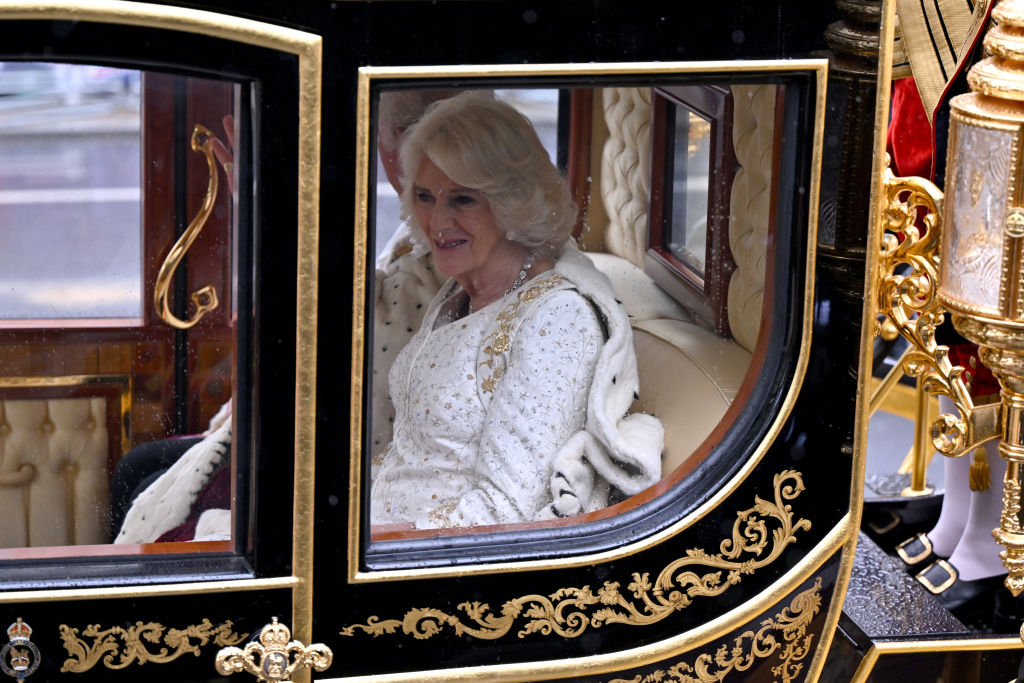 O vestido de seda de Camilla analisado ao detalhe