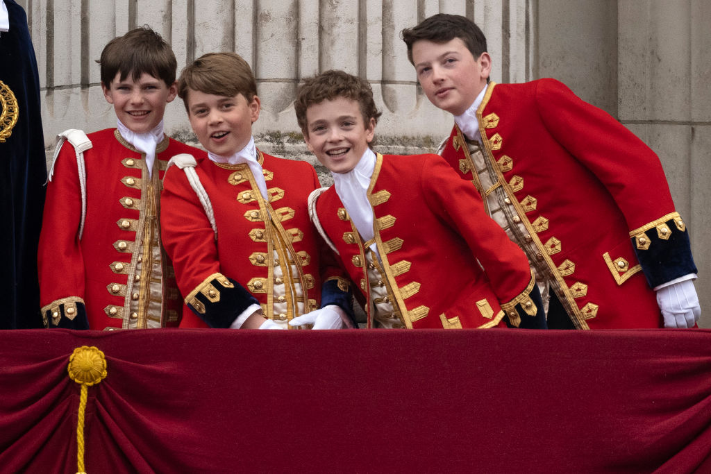 Liderados por George, os pajens da coroação de Carlos III