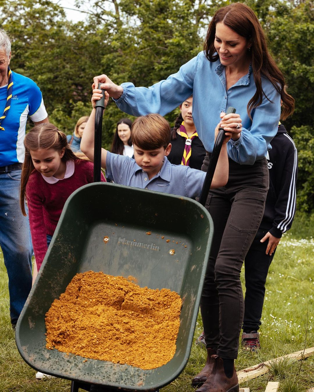 Kate, Louis e Charlotte no 'The Big Help Out’