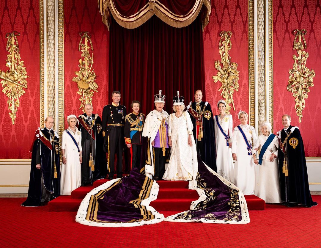 Os retratos oficiais dos reis e a mensagem de Carlos III