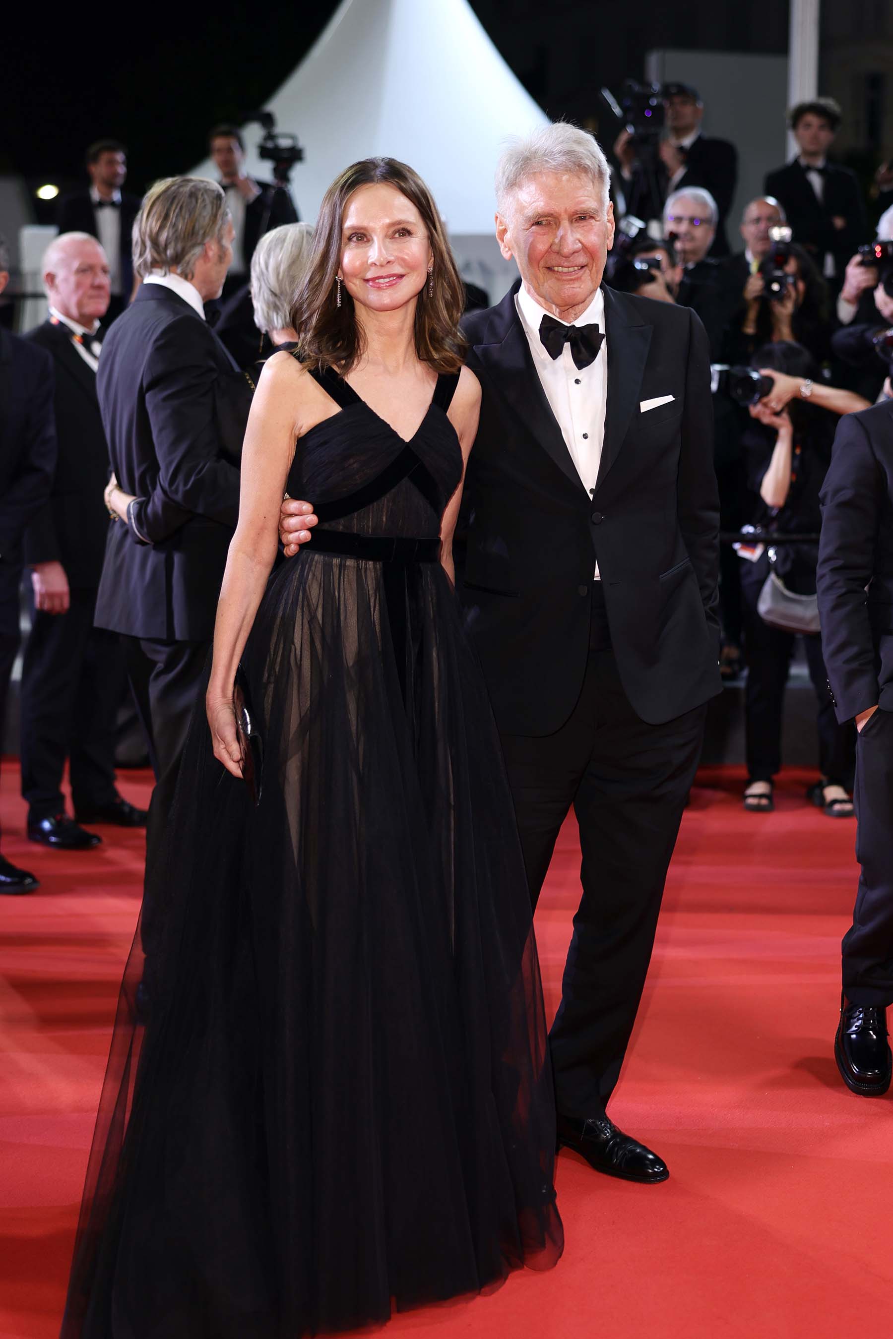 Ao lado de Calista Flockhart, Harrisson Ford emociona-se com homenagem em Cannes