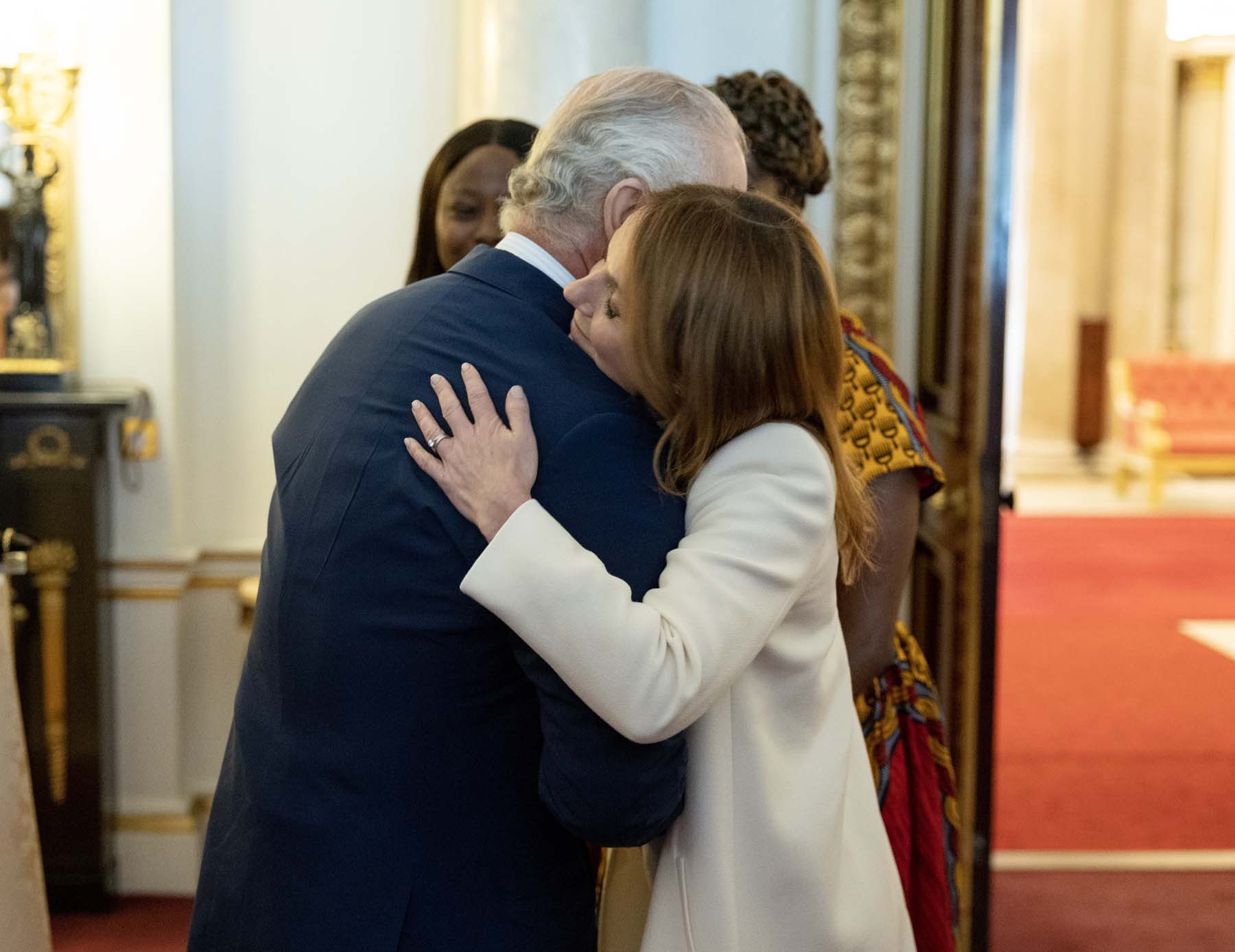 O carinhoso abraço entre Geri Halliwell e Carlos III