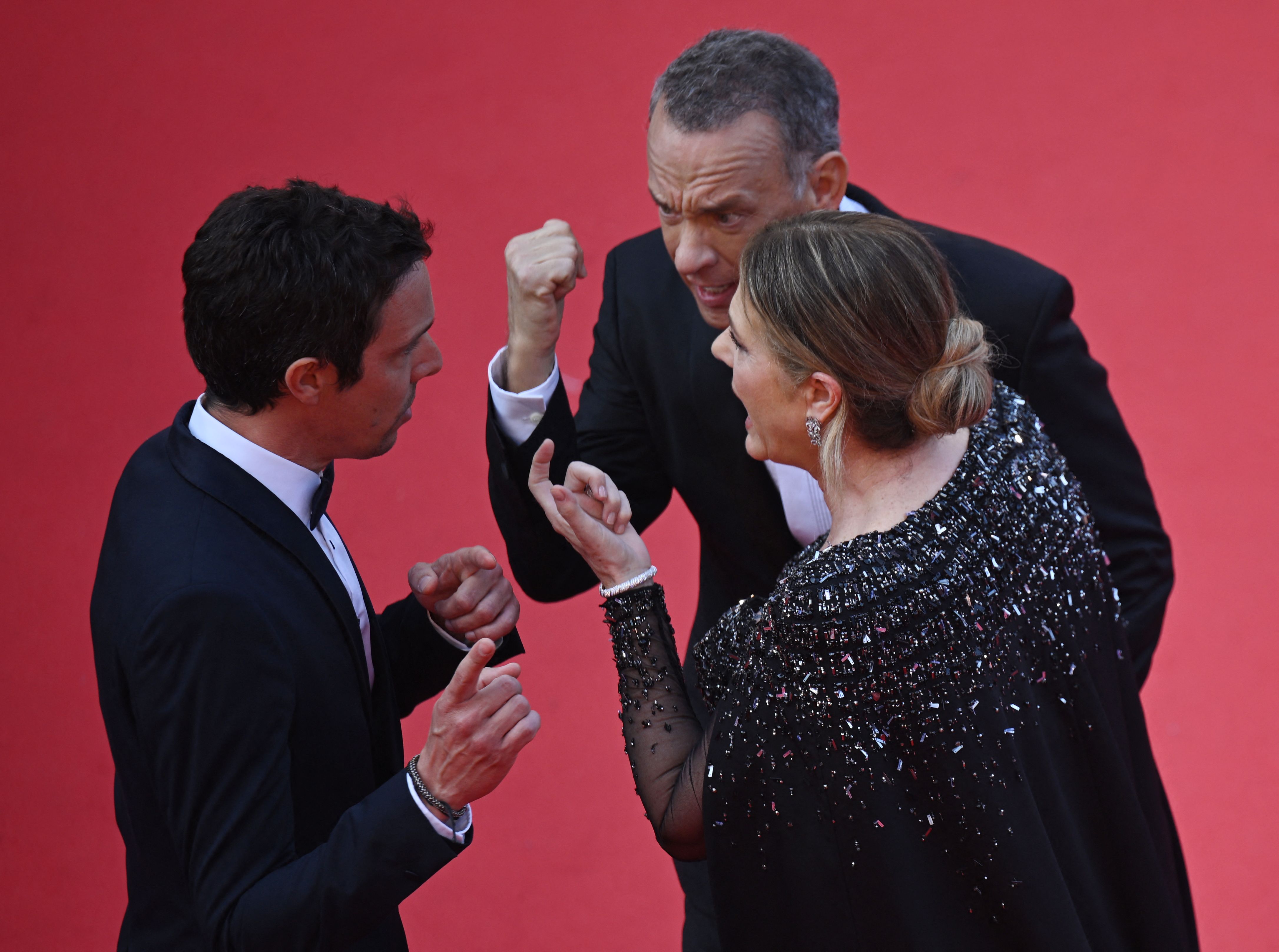 Tom Hanks e Rita Wilson conversam com funcionário do festival de Cannes