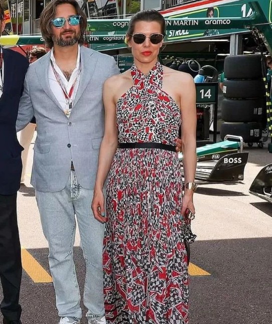 Charlotte Casiraghi fotografada ao lado do seu possível novo amor