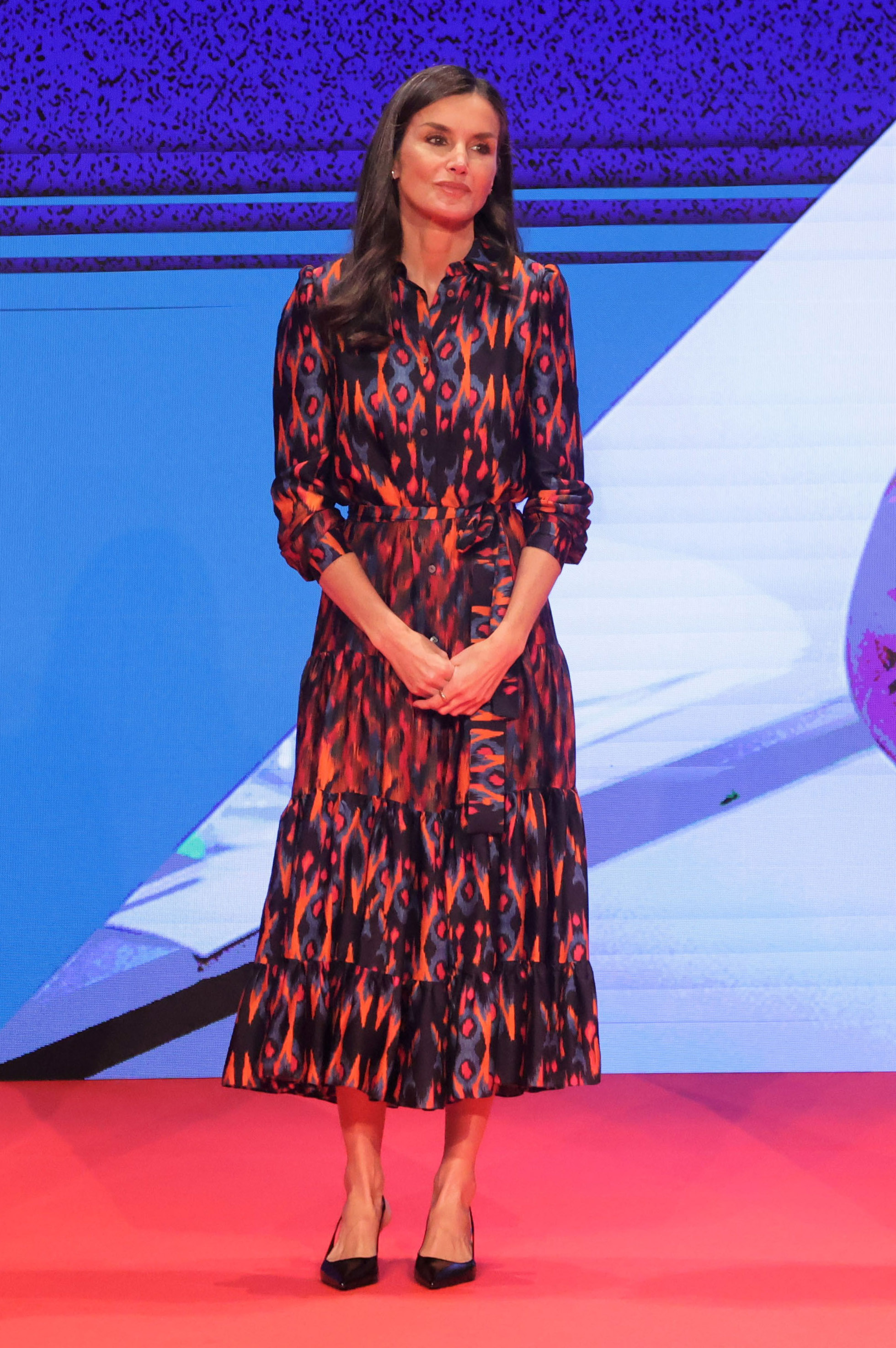 Letizia surpreende com look colorido no dia Mundial da Cruz Vermelha