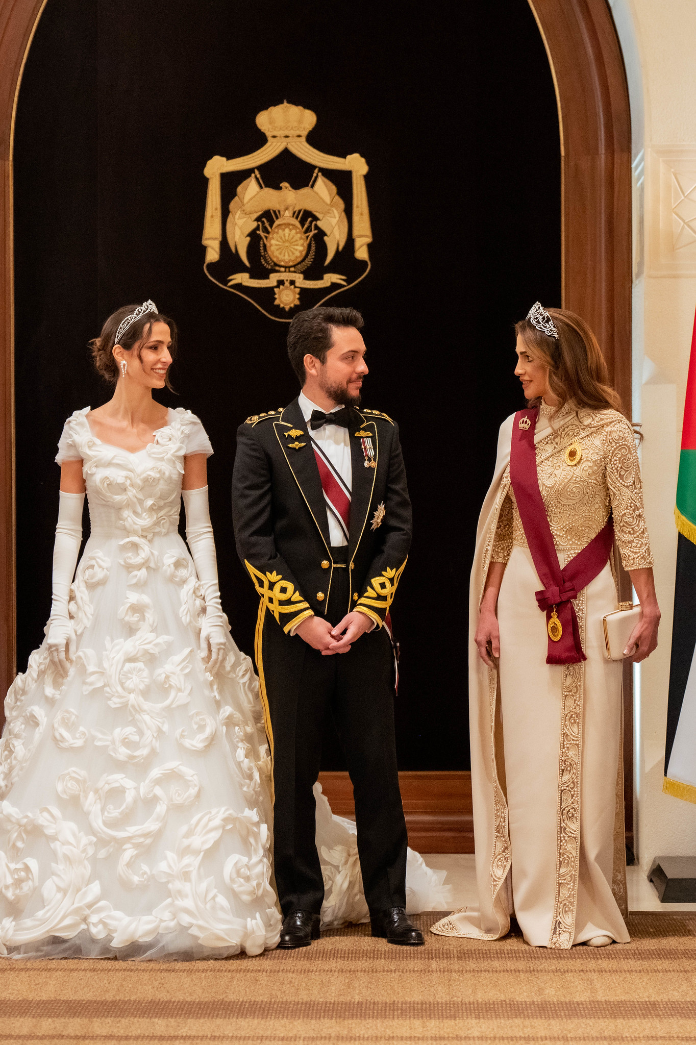 Rania deslumbra num vestido com capa e tiara com 1300 diamantes