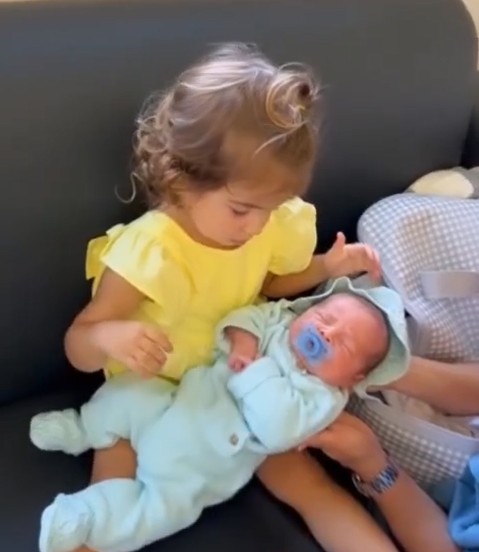 O momento encantador em que a filha de Carina Caldeira conhece o novo irmão