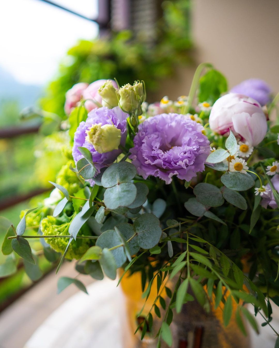 Rania partilha fotografia de um ramo de flores com o lago de Garda ao fundo